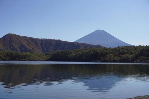 水面に映る逆さ富士山と富士山の写真