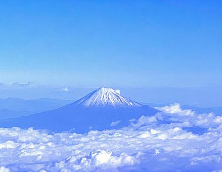 飛行機より初冬の富士山を望むの写真