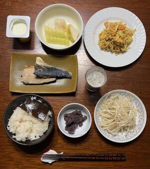 新米昆布炊き上げご飯、鯖の蒸し煮等の夕食 夕食,あきたこまち,鯖の蒸し煮の写真素材
