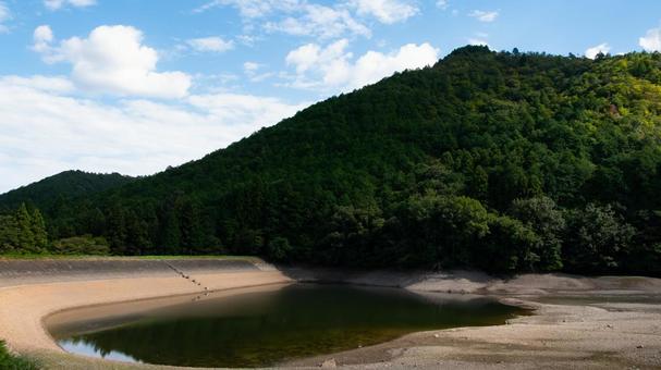 青空を映す穏やかな池の風景 青空を映す穏やかな池の風景 青空,池,水面の写真素材