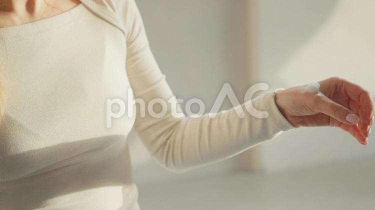 泡の洗顔料を手にのせた女性の上半身 女性,外国人,1人の写真素材