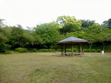 休憩所のある源氏山公園の広場 休憩所のある源氏山公園の広場 広場,草地,芝生の写真素材