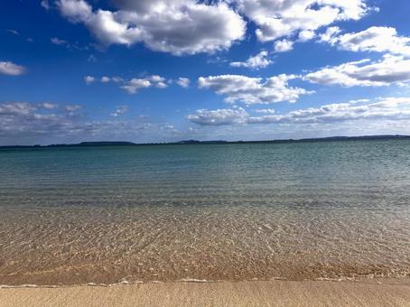 沖縄の砂浜と海 沖縄の砂浜と海の写真