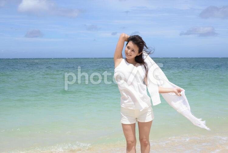 南国沖縄の美しいビーチで寛ぐ女性 女性,女,沖縄の写真素材