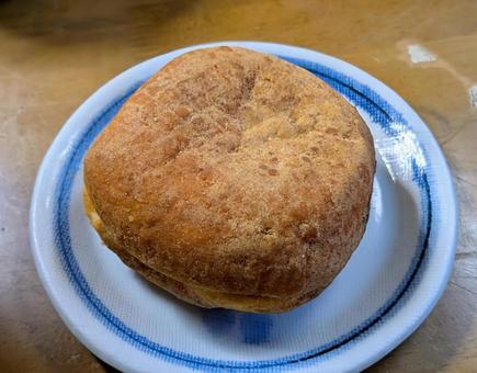 懐かしい味がする 揚きな粉あんぱん,食べ物,パンの写真素材