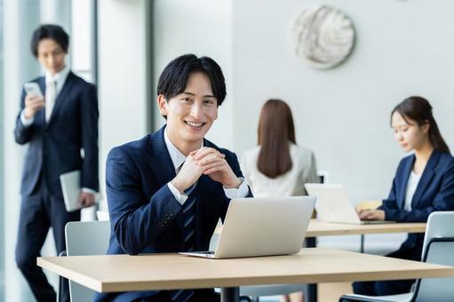 オフィスで働く若いビジネスマン オフィスで働く若いビジネスマン ビジネスマン,ビジネス,オフィスの写真素材