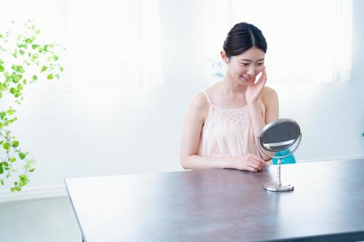 鏡を見る女性 女性,美容,スキンケアの写真素材