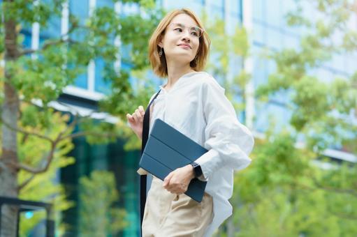 走在綠色辦公區的女人 走在綠色辦公區的女人