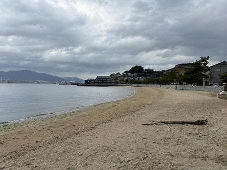 曇りの浜辺の写真