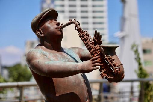 サックスを吹く銅像 サックスを吹く銅像 sax,ブロンズ像,中年男性の写真素材