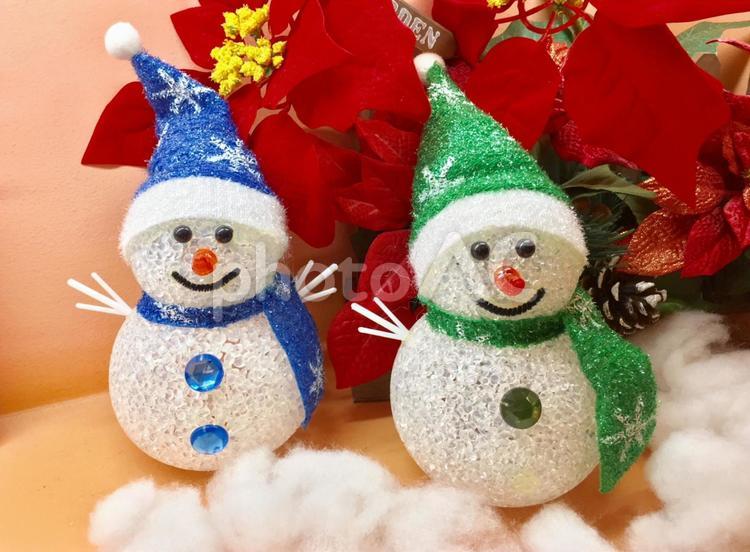 ブルーとみどりの雪だるまサンタ　クリスマス サンタの雪だるま,ポインセチア,クリスマスの写真素材
