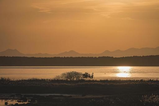 野付半島 夕映えの湖面と稜線シルエット 野付半島,野付湾,道東の写真素材