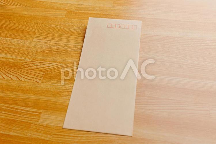 机に置かれた茶封筒 封筒,手紙,紙の写真素材