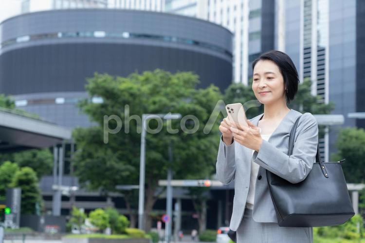 オフィス街で働くミドルのビジネスウーマン ビジネス,女性,通勤の写真素材