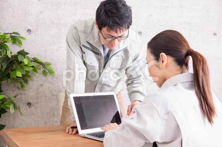 作業着のビジネスシーン 製造業,工務店,作業着の写真素材