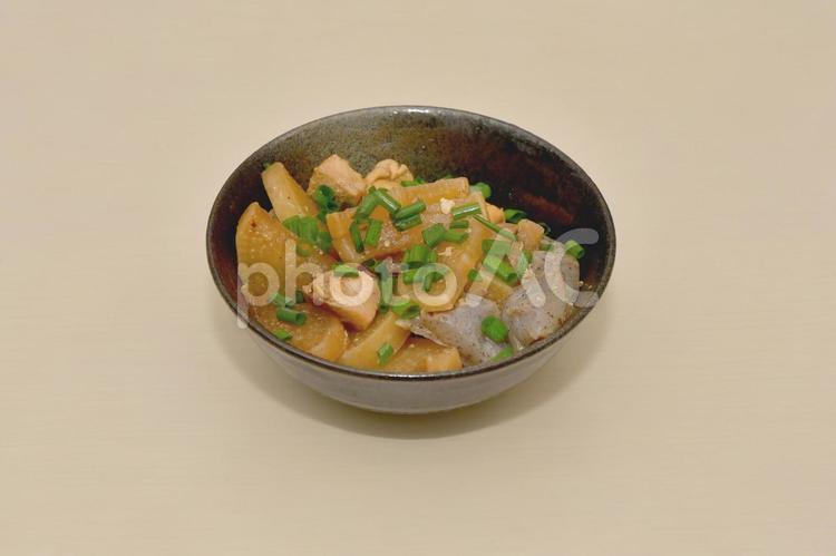 鶏肉と大根とこんにゃくの煮物 大根,こんにゃく,鶏肉の写真素材