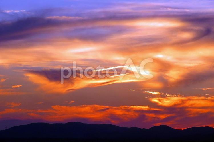 オレンジに染まる夏の夕空/宍道湖上空 夕空,夕焼け,夕陽の写真素材