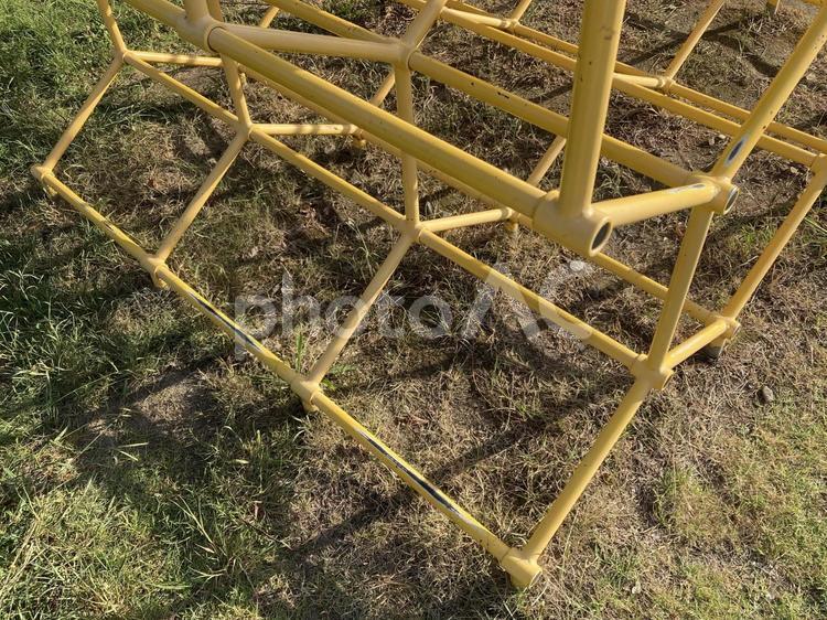 黄色いジャングルジム 黄色いジャングルジム 黄色い,ジャングルジム,町並みの写真素材