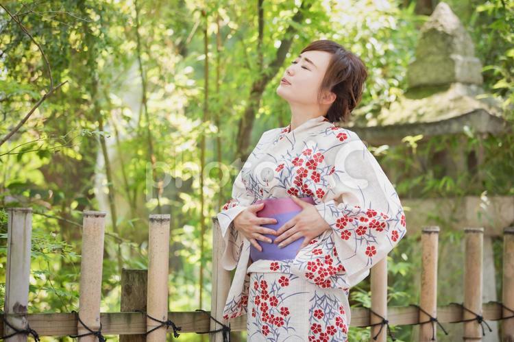 浴衣の帯が苦しい女性 帯,きつい,苦しいの写真素材