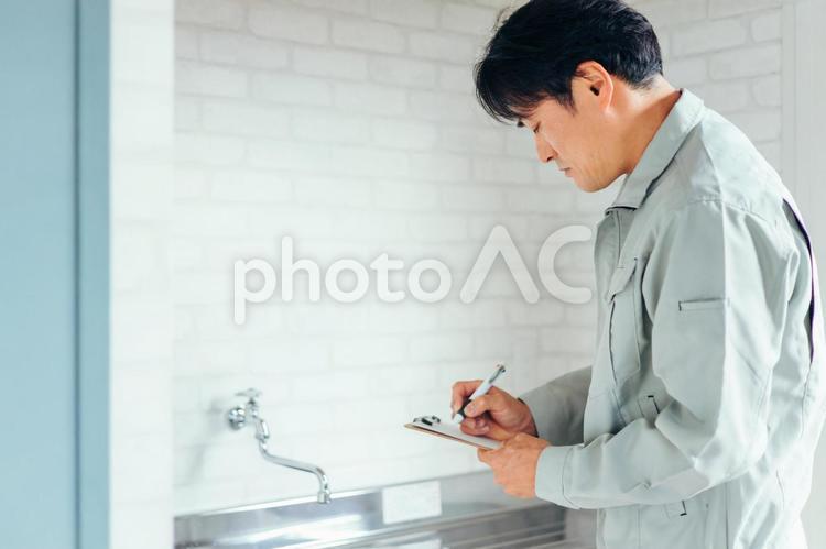 水道をチェックする作業員 水道,蛇口,水の写真素材