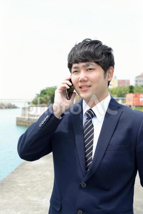 スマートフォンを持つビジネスマン 男性,サラリーマン,ビジネスマンの写真素材
