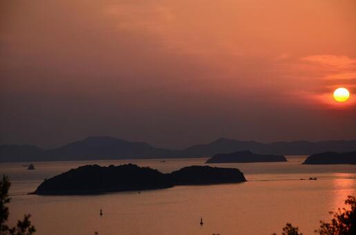 瀬戸内海に沈む夕日と島影（右側配置） 夕日,夕焼け,海の写真素材