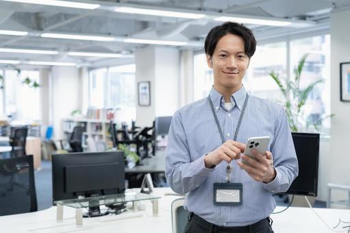 オフィスカジュアルの若い男性エンジニア ビジネス,オフィス,エンジニアの写真素材
