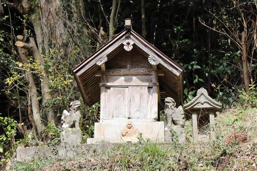 本殿の高台に境内社 境内社,神社,鳥居の写真素材