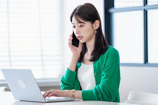 仕事をするカーディガンを着た女性 仕事をするカーディガンを着た女性 パソコン,pc,ミーティングの写真素材