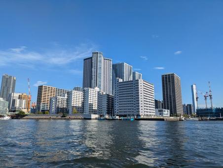 隅田川から見た東京都中央区勝どきの景色 隅田川から見た東京都中央区勝どきの景色の写真