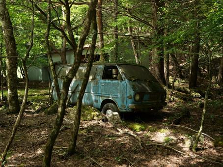 朽ち果てた車 廃棄車,車,レトロの写真素材