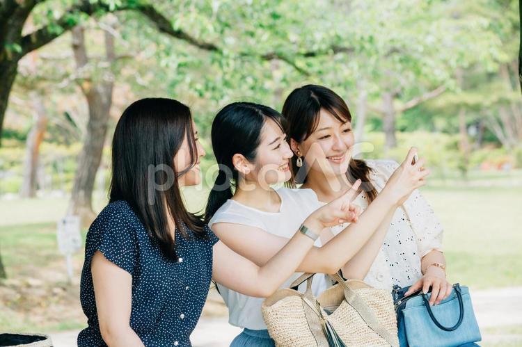 スマホを使う女性たち（アプリ・写真撮影） 旅行,観光,スマホの写真素材
