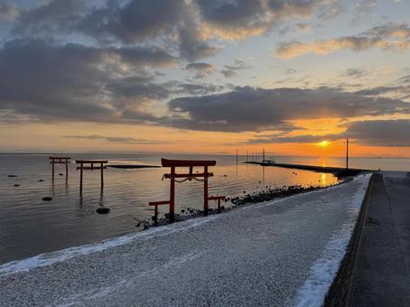 大魚神社の海中鳥居と朝日の風景（太良町） 大魚神社,神社,海中鳥居の写真素材