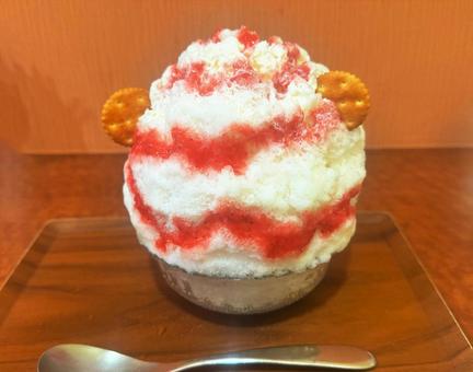 いちごとミルクのかき氷 いちごとミルクのかき氷 かき氷,カキ氷,いちごの写真素材