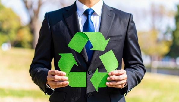 リサイクルマークを持つ日本人ビジネスマン リサイクルマークを持つ日本人ビジネスマンの写真
