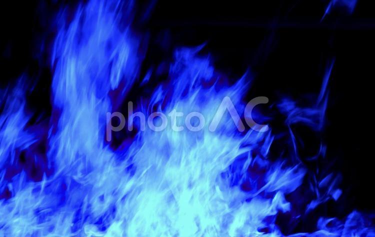 勢いよく燃える青い炎の画像 炎,青,青い炎の写真素材
