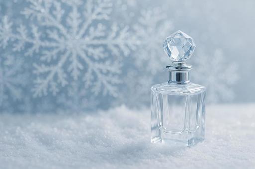雪の結晶とクリスタルボトルの写真