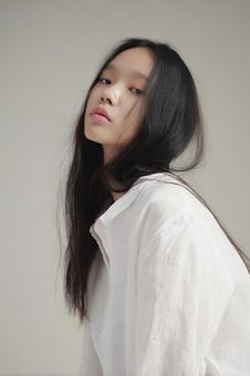 長いストレートヘアの若い女性 長いストレートヘアの若い女性の写真