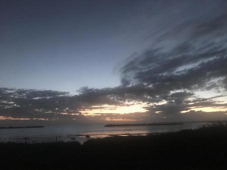 雲と夕陽の写真