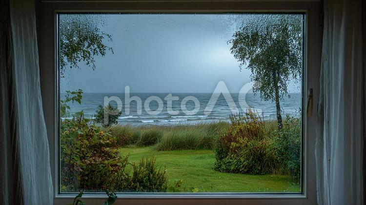 静かな雨の日の海辺の光景 窓,雨,雨粒の写真素材