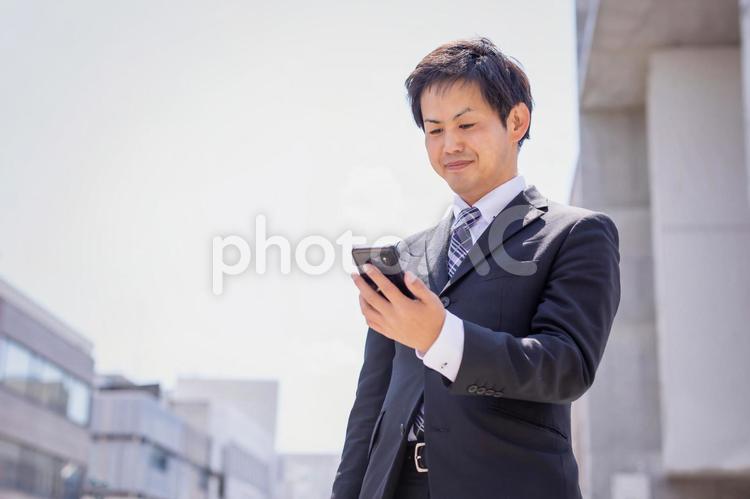 外回りする会社員 ビジネスマン,スマホ,外回りの写真素材