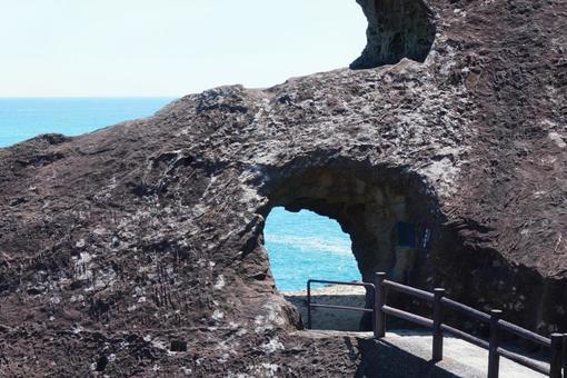 岩の向こうに青い海 岩の向こうに青い海の写真