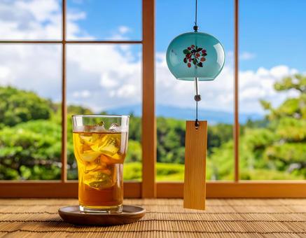 風鈴と冷たいお茶 風鈴と冷たいお茶の写真