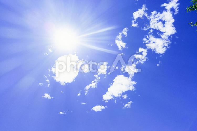 初夏の太陽と青空と雲 太陽,青空,空の写真素材