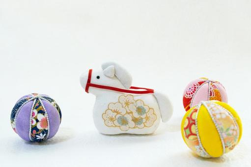 白馬と和鞠の年賀状背景 午年年賀状,白馬,和鞠の写真素材