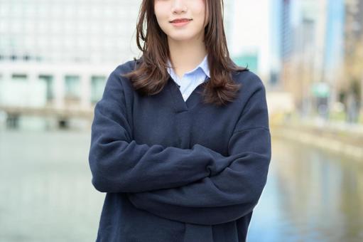 腕を組む女子高生 腕を組む女子高生の写真