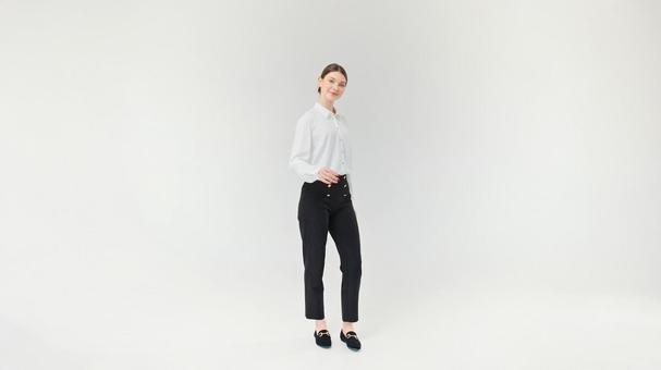 カメラ目線で微笑み歩く外国人女性 カメラ目線で微笑み歩く外国人女性の写真