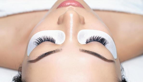  まつ毛パーマをする女性の写真