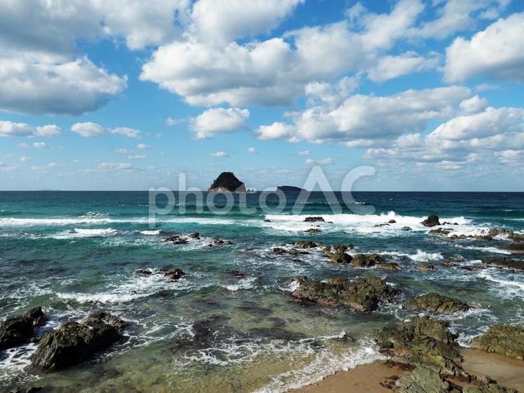 波が打ち寄せる日本海の景色 海,波,空の写真素材