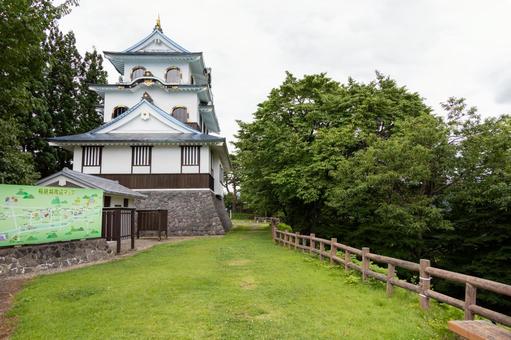 スロープカー乗り場から見た稲庭城と芝生 スロープカー乗り場から見た稲庭城と芝生 稲庭城,お城,初夏の写真素材